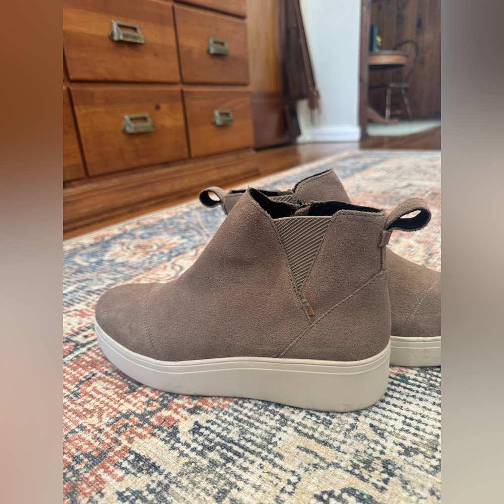 TOMS Jamie Platform Ankle Wedge Sneaker Boots - Taupe Grey Suede - Womens 8.5